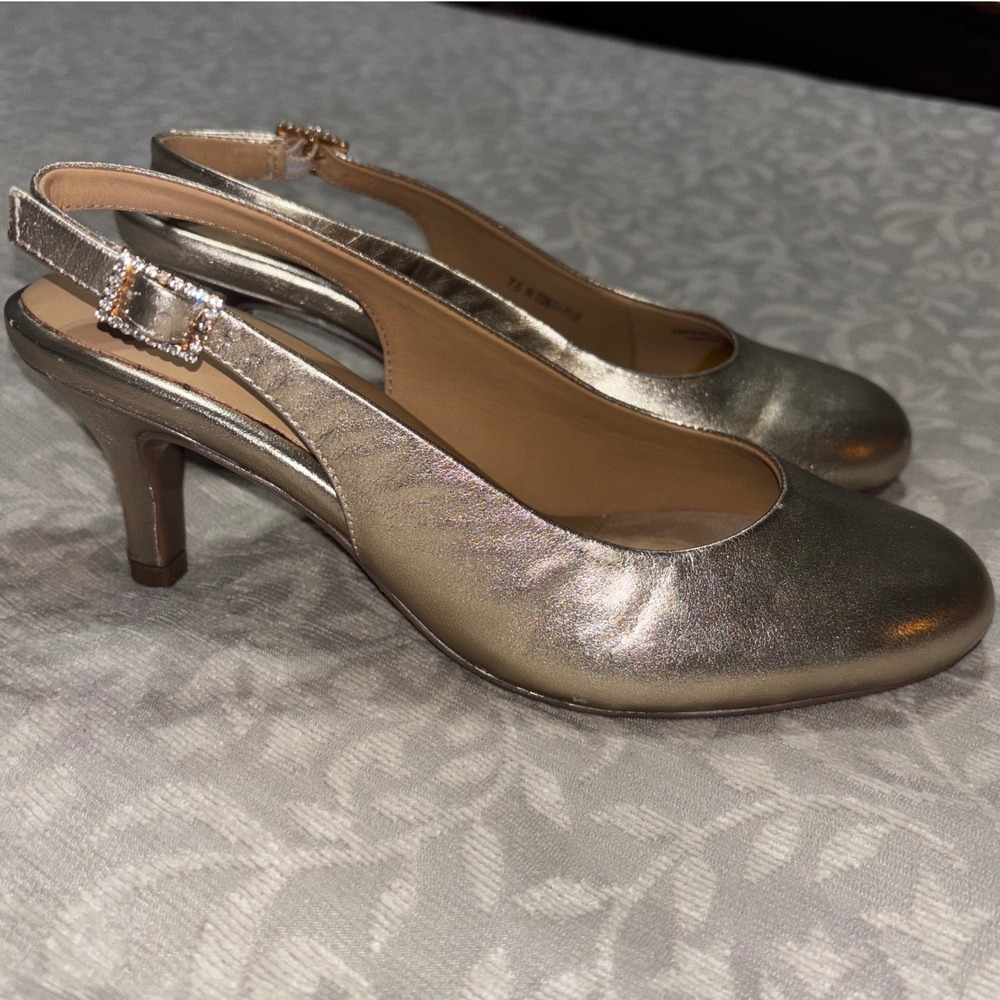 Trotters Lexi Slingback Pumps Women 7.5 N Champagne Metallic Rhinestone Buckle